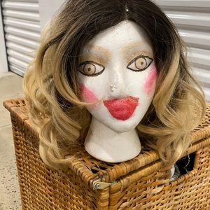 Adorable flirty wig in a frosted honey color